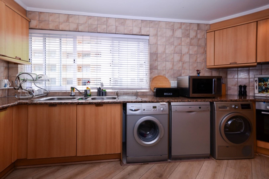 To Let 2 Bedroom Property for Rent in Bantry Bay Western Cape